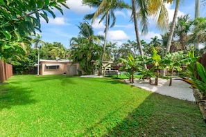 Unclassified image, 3 of 33, button - Casa Palma - Tropical (Hollywood)