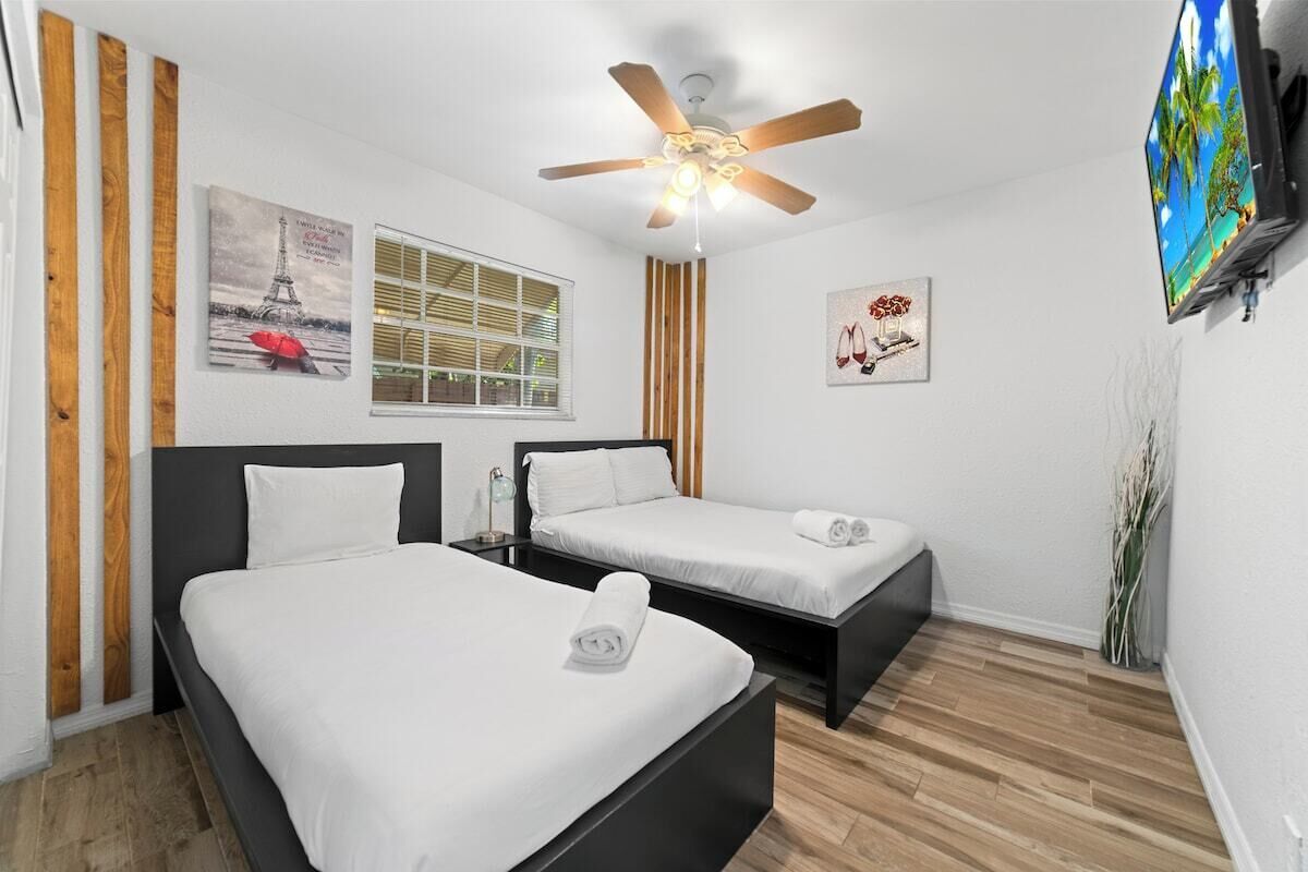 5 bedrooms, desk, iron/ironing board, travel cot