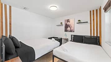 5 bedrooms, desk, iron/ironing board, travel crib