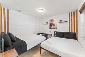 5 soverom, skrivebord, strykejern/-brett og reiseseng for barn