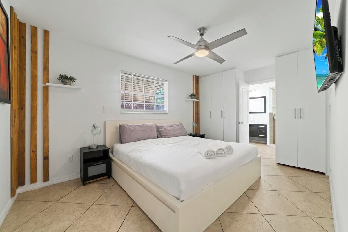 5 bedrooms, desk, iron/ironing board, travel crib