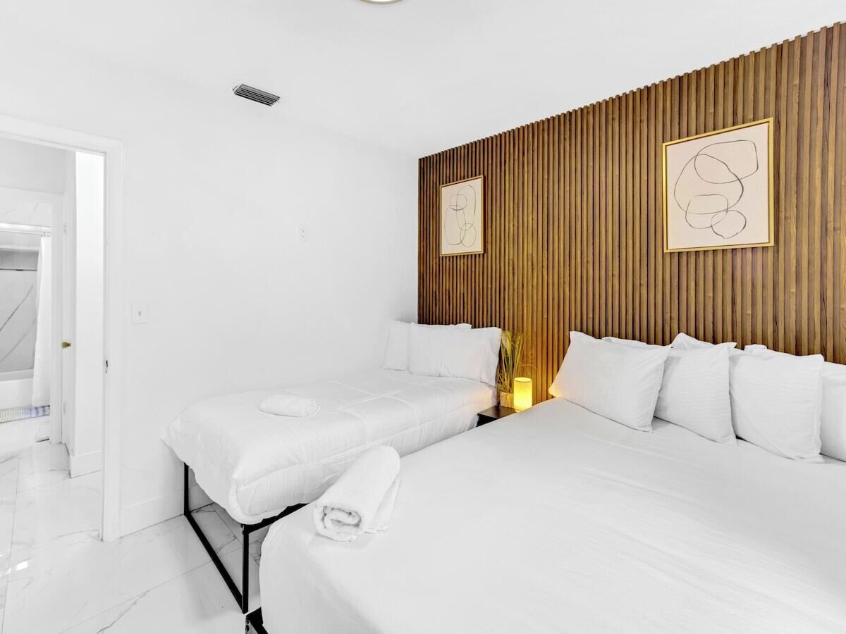 4 habitaciones, tabla de planchar con plancha y cuna de viaje 