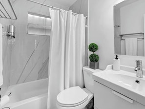 Hair dryer, soap, shampoo - Casa playa | coastal comfort 10 min from beach (Hallandale Beach)
