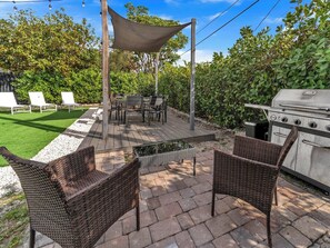 Outdoor dining - Casa playa | coastal comfort 10 min from beach (Hallandale Beach)