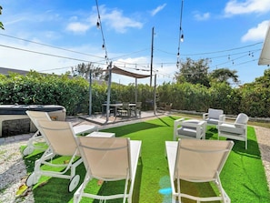 Outdoor dining - Casa playa | coastal comfort 10 min from beach (Hallandale Beach)