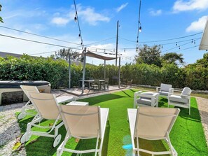 Outdoor dining - Casa playa | coastal comfort 10 min from beach (Hallandale Beach)