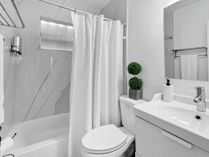 Hair dryer, soap, shampoo - Casa playa | coastal comfort 10 min from beach (Hallandale Beach)