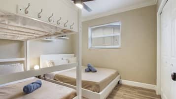 3 bedrooms, desk, iron/ironing board, free WiFi