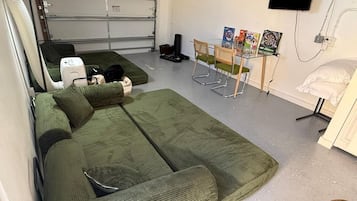 3 bedrooms, desk, iron/ironing board, free WiFi