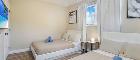 3 bedrooms, desk, iron/ironing board, free WiFi