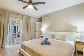 1 habitación, escritorio, tabla de planchar con plancha y cuna de viaje 