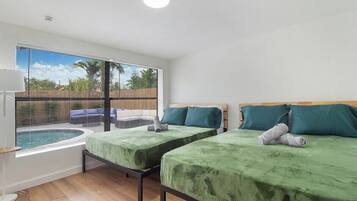 5 bedrooms, desk, iron/ironing board, WiFi (free)