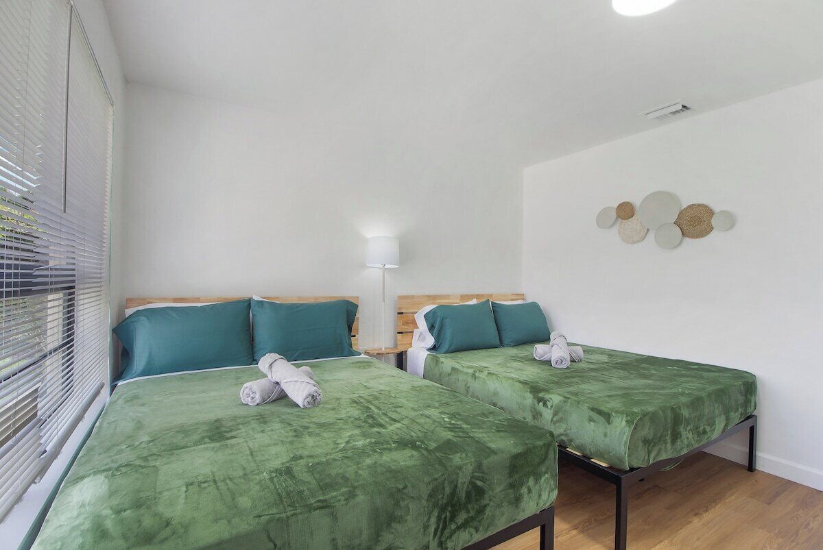 5 habitaciones y tabla de planchar con plancha 