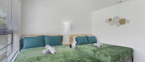 5 habitaciones y tabla de planchar con plancha