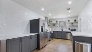 Coffee/tea maker, fridge, microwave, oven - Casa christina i 5 min to beach i tropical pool (Hallandale Beach)
