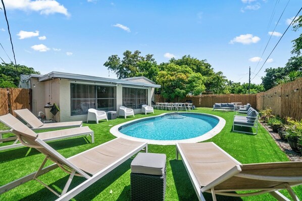 Unclassified image, 1 of 27, button