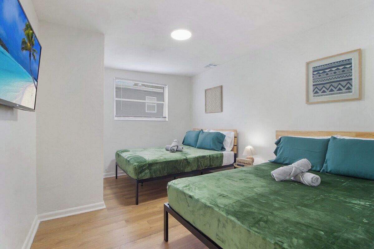 5 bedrooms, desk, iron/ironing board, WiFi (free)