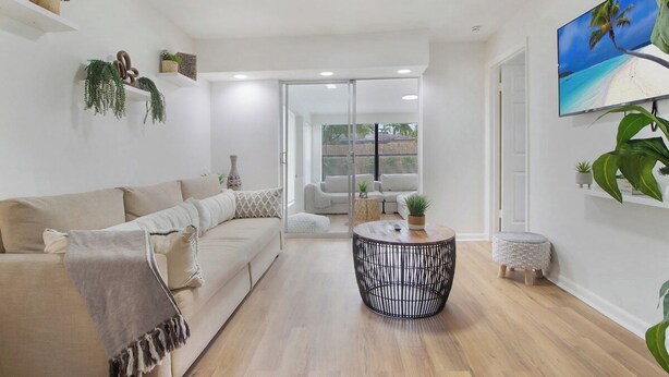 TV, video library - Casa christina i 5 min to beach i tropical pool (Hallandale Beach)