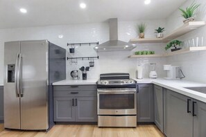 Kühlschrank, Mikrowelle, Ofen, Herdplatte