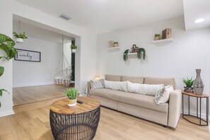 TV, video library - Casa christina i 5 min to beach i tropical pool (Hallandale Beach)