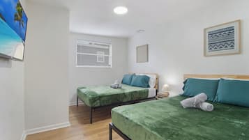 5 habitaciones y tabla de planchar con plancha