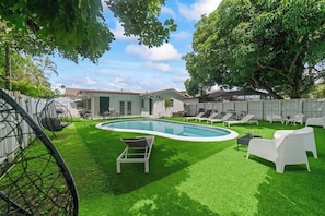 Pool - New casa eva | turfed pool | 5br (Hallandale Beach)
