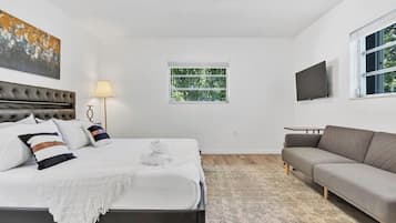 5 bedrooms, desk, iron/ironing board, WiFi (free)