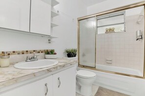 Hair dryer, soap, shampoo - New casa eva | turfed pool | 5br (Hallandale Beach)