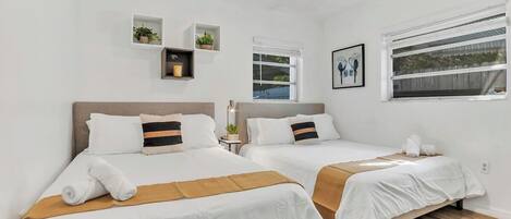 5 bedrooms, desk, iron/ironing board, WiFi (free)