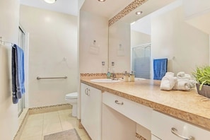 Hair dryer, soap, shampoo - New casa eva | turfed pool | 5br (Hallandale Beach)