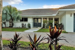 Exterior - Villa exquisite | pool | 17 mins beach (Hollywood)