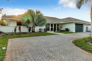 Exterior - Villa exquisite | pool | 17 mins beach (Hollywood)