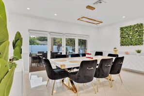 Dining - Villa exquisite | pool | 17 mins beach (Hollywood)