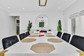 Dining - Villa exquisite | pool | 17 mins beach (Hollywood)