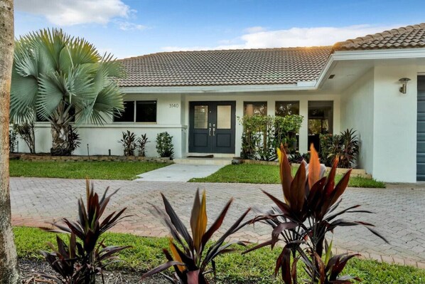 Unclassified image, 1 of 37, button - Villa Exquisite | Pool | 17 mins Beach (Hollywood)