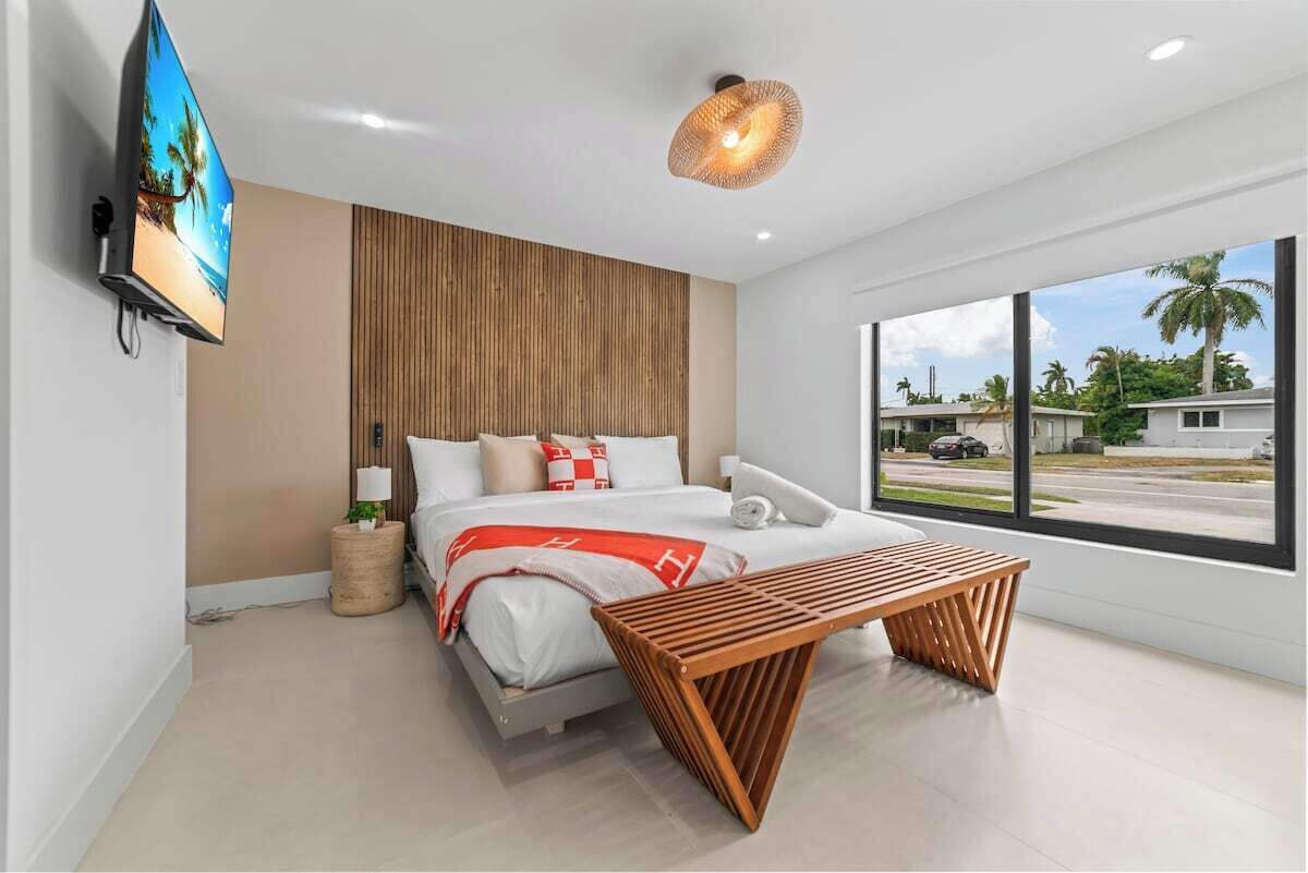 4 bedrooms, desk, iron/ironing board, travel crib