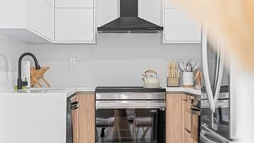 Microwave, oven, dishwasher, coffee/tea maker