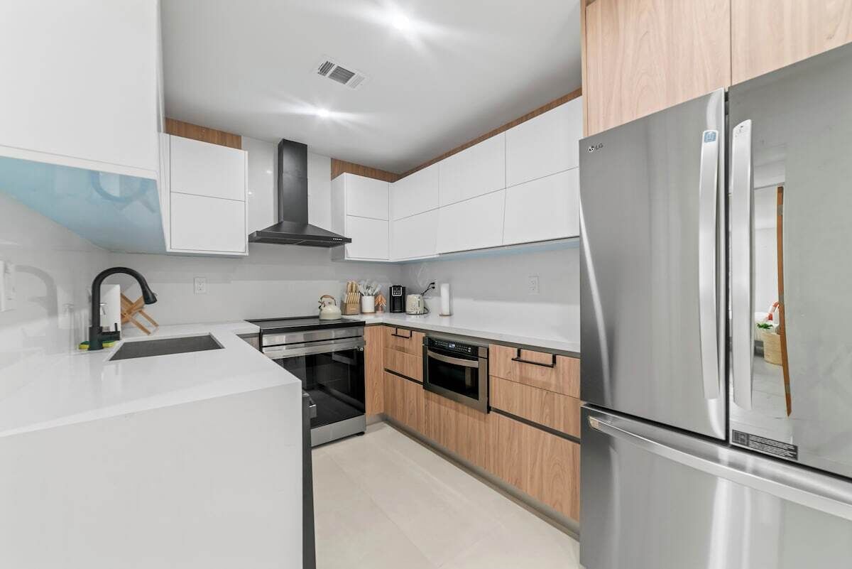 Four à micro-ondes, un four, lave-vaisselle, grille-pain