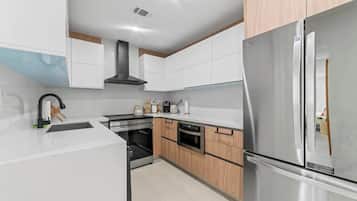 Four à micro-ondes, un four, lave-vaisselle, grille-pain