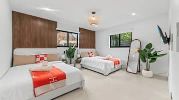 4 habitaciones, escritorio y tabla de planchar con plancha