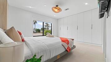 4 bedrooms, desk, iron/ironing board, travel crib