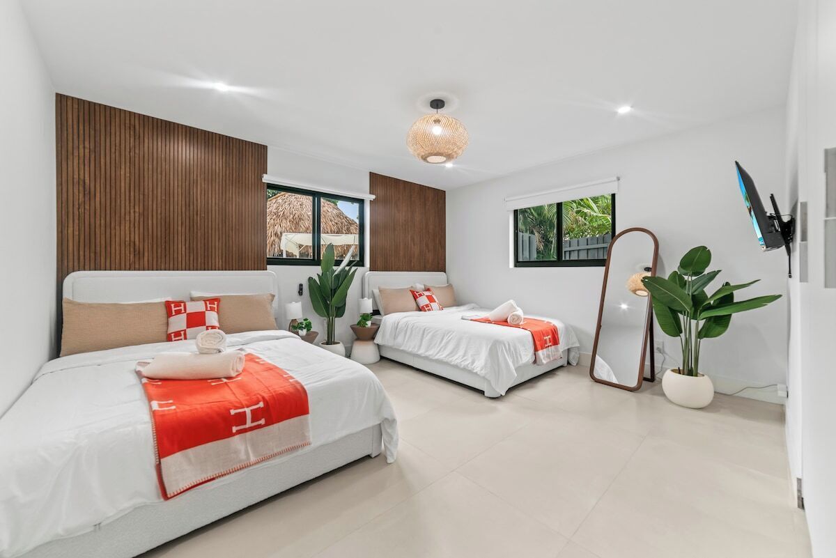 5 habitaciones y tabla de planchar con plancha 