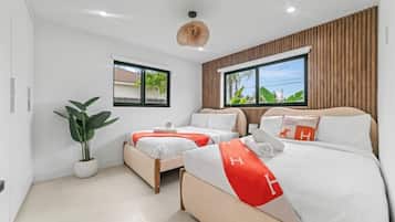 4 bedrooms, desk, iron/ironing board, travel crib