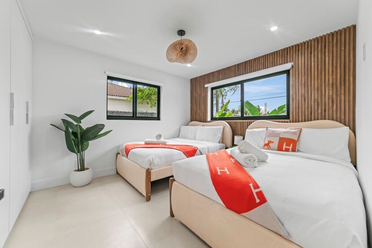 4 habitaciones, escritorio y tabla de planchar con plancha 