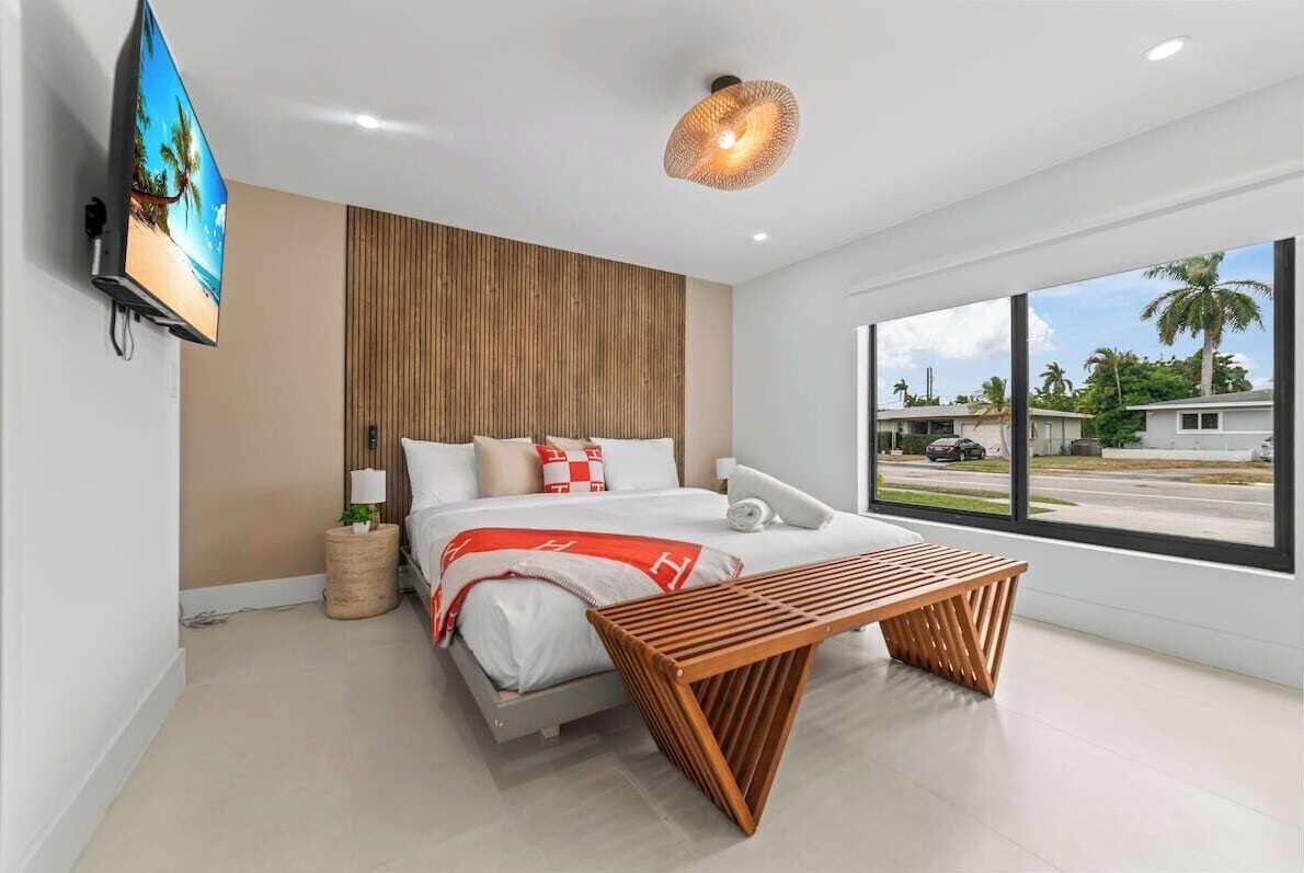 4 bedrooms, desk, iron/ironing board, travel crib
