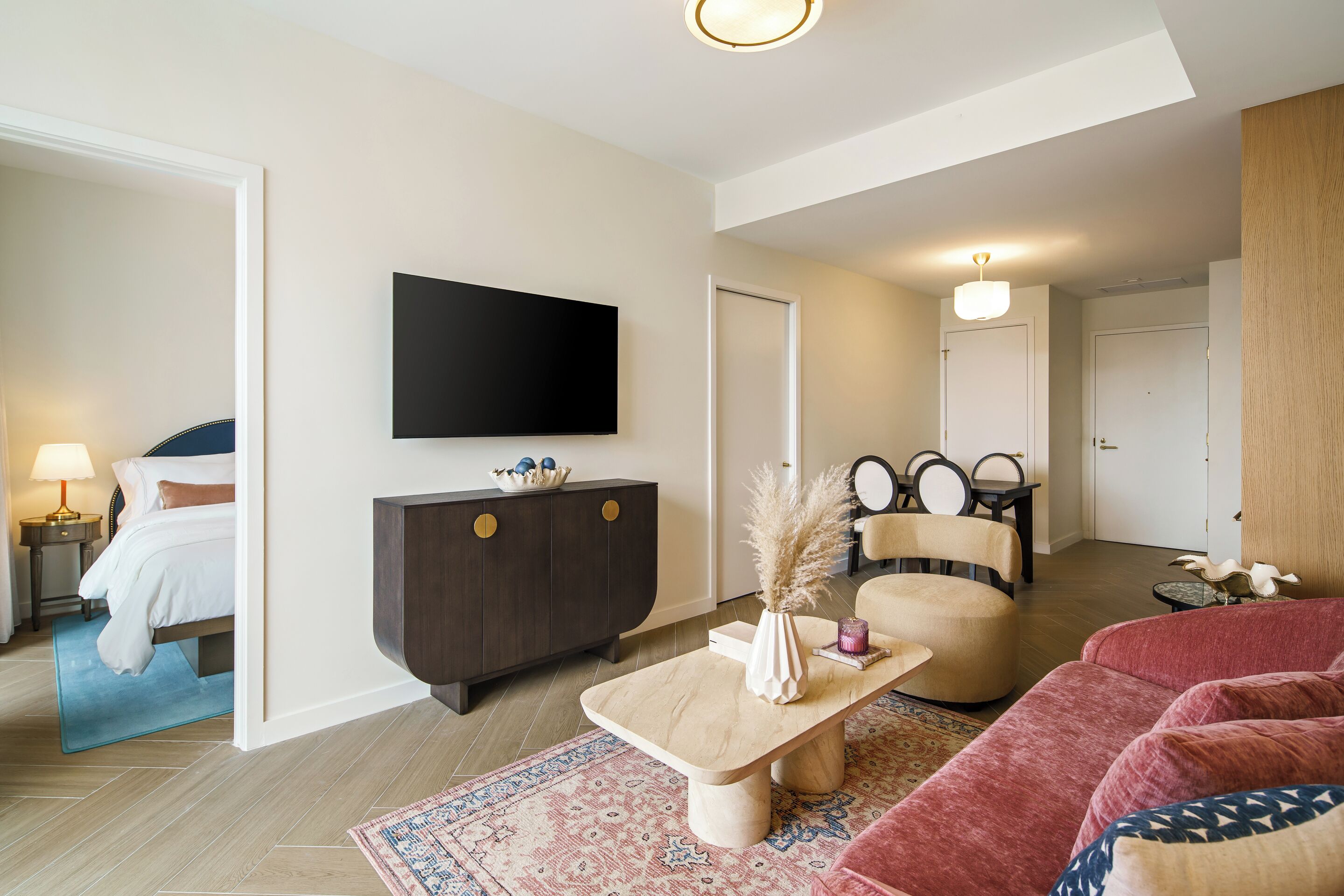 ห้องสวีท, เตียงควีนไซส์ 1 เตียง และโซฟาเบด | บริเวณนั่งเล่น | สมาร์ททีวี 55 นิ้ว พร้อมช่องเคเบิล