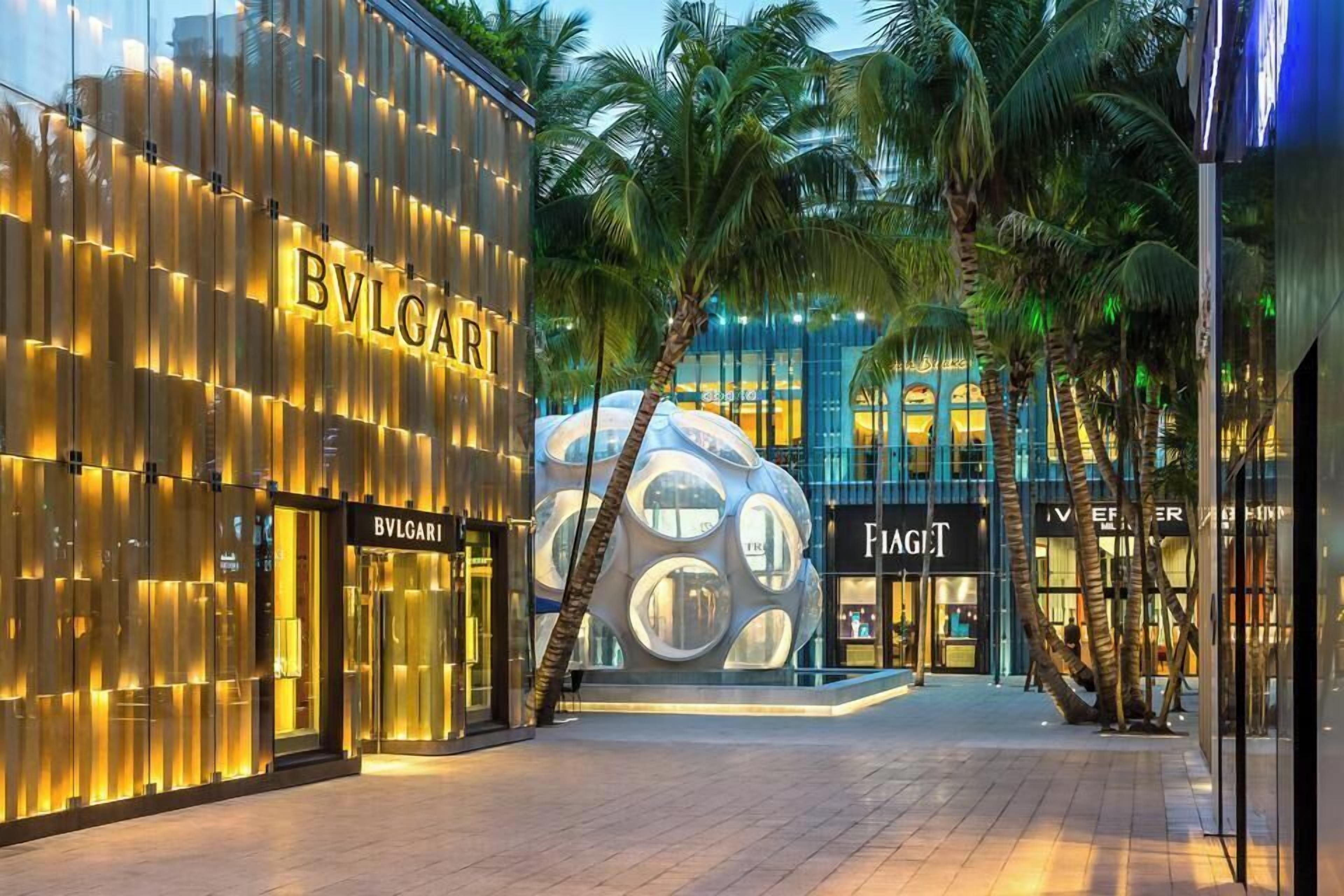 A luxury shopping area with storefronts including BVLGARI and FINGIT.