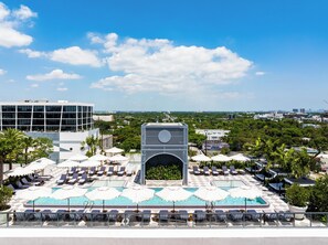 A rooftop pool area with multiple pools, umbrellas, and lounge chairs. - The 27 Wynwood (Miami)
