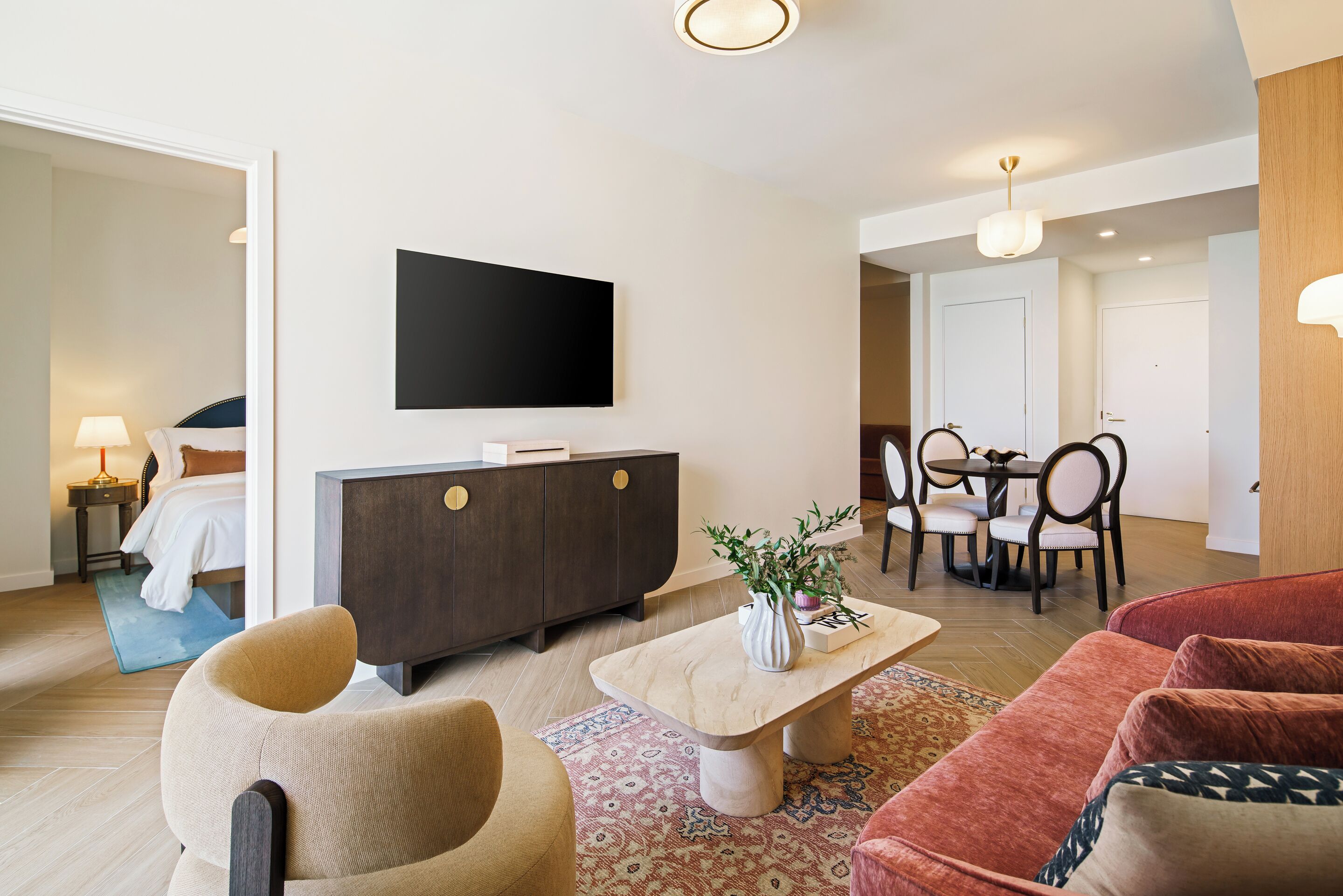 ห้องเอ็กเซกคิวทีฟสวีท, 1 ห้องนอน | บริเวณนั่งเล่น | สมาร์ททีวี 55 นิ้ว พร้อมช่องเคเบิล