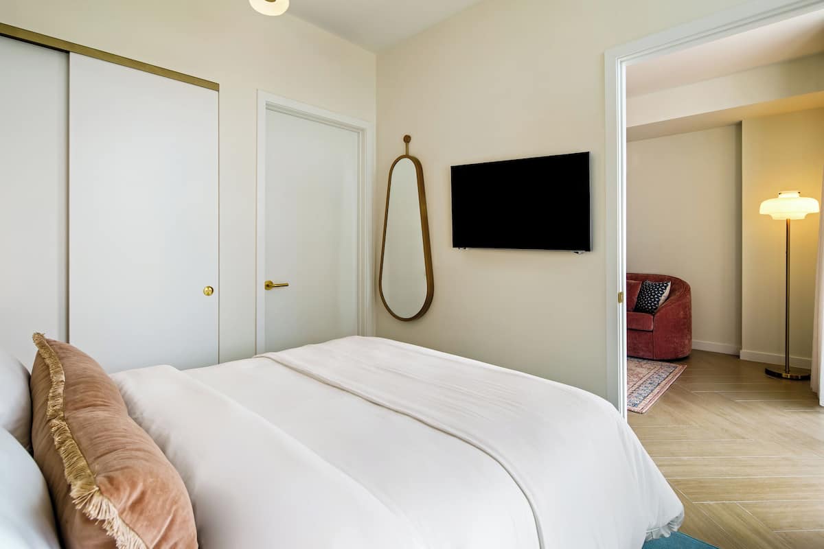 Egyptian cotton sheets, premium bedding, pillowtop beds, minibar